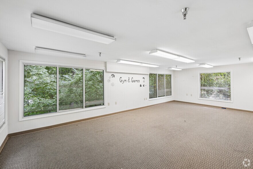 More Photos Of 190 N Evergreen Ave, Woodbury Office For Sale