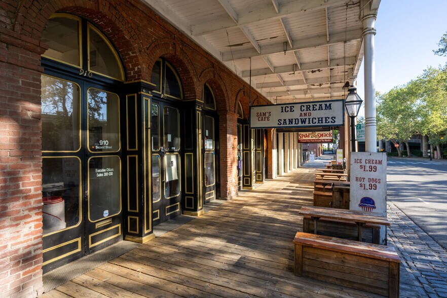 More Photos Of 910 2nd St, Sacramento Bar For Sale