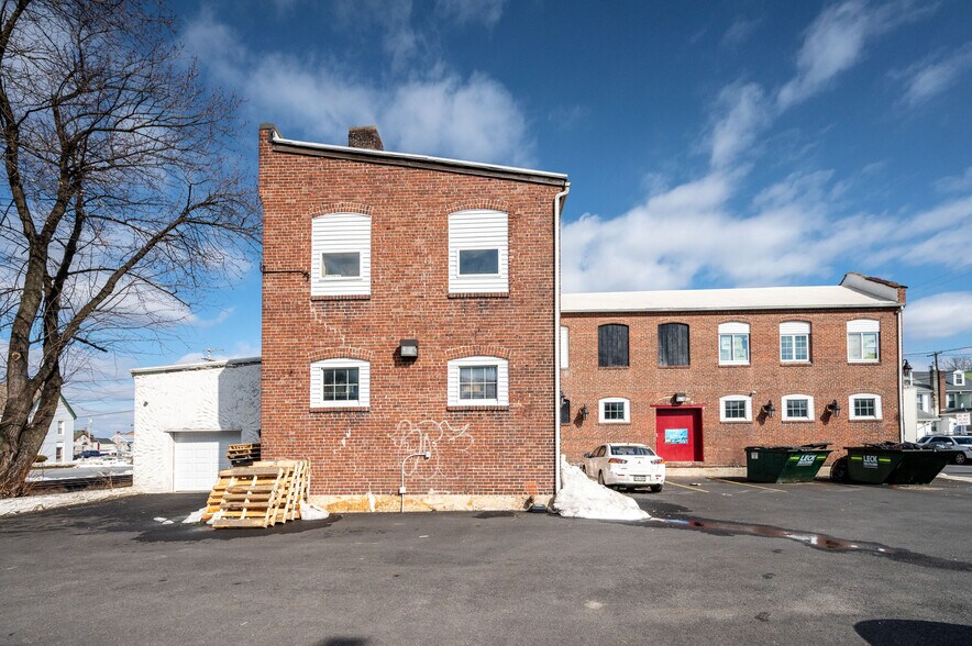 More Photos Of 102 S Richmond St, Fleetwood Warehouse For Sale