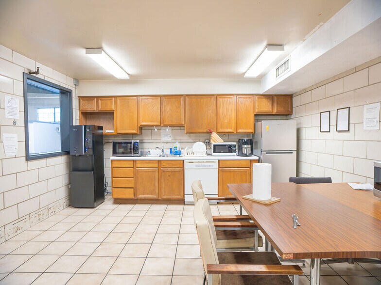 More Photos Of 2733 W Harrison St, Chicago Warehouse For Sale