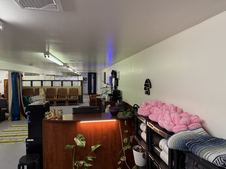 More Photos Of 73 Canal St, Millbury Showroom For Lease