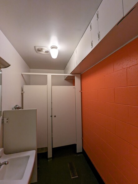 More Photos Of 33-35 NE Weidler St, Portland Office For Sale