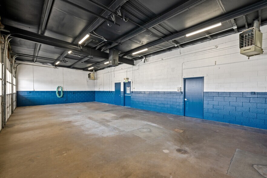 More Photos Of 4550 S Broadway, Englewood Showroom For Sale