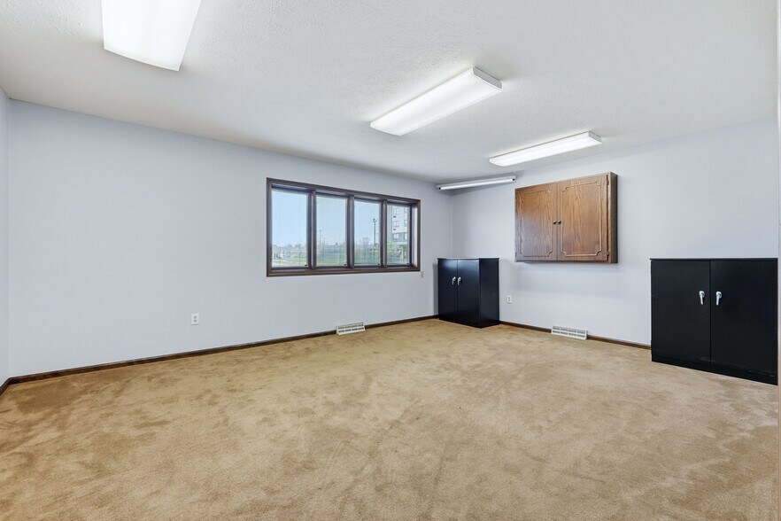 More Photos Of 3201 E Center St, Warsaw Office For Sale