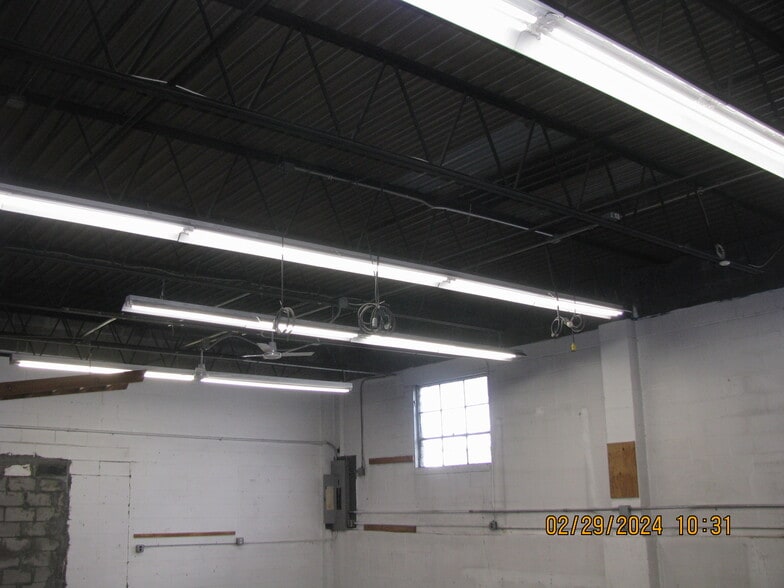 More Photos Of 172 Cabot St, West Babylon Warehouse For Lease