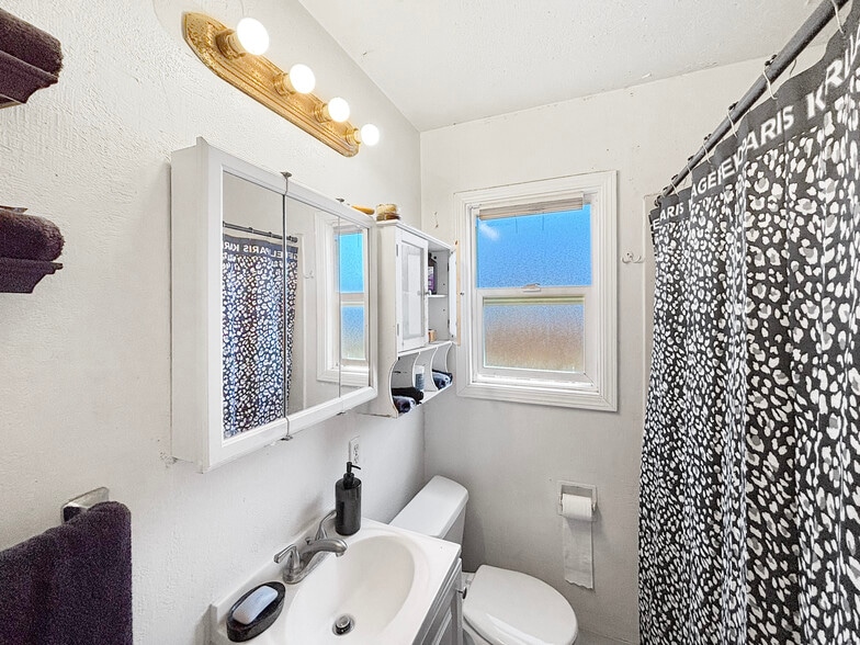 More Photos Of 2536 Grove Way, Castro Valley Apartments For Sale