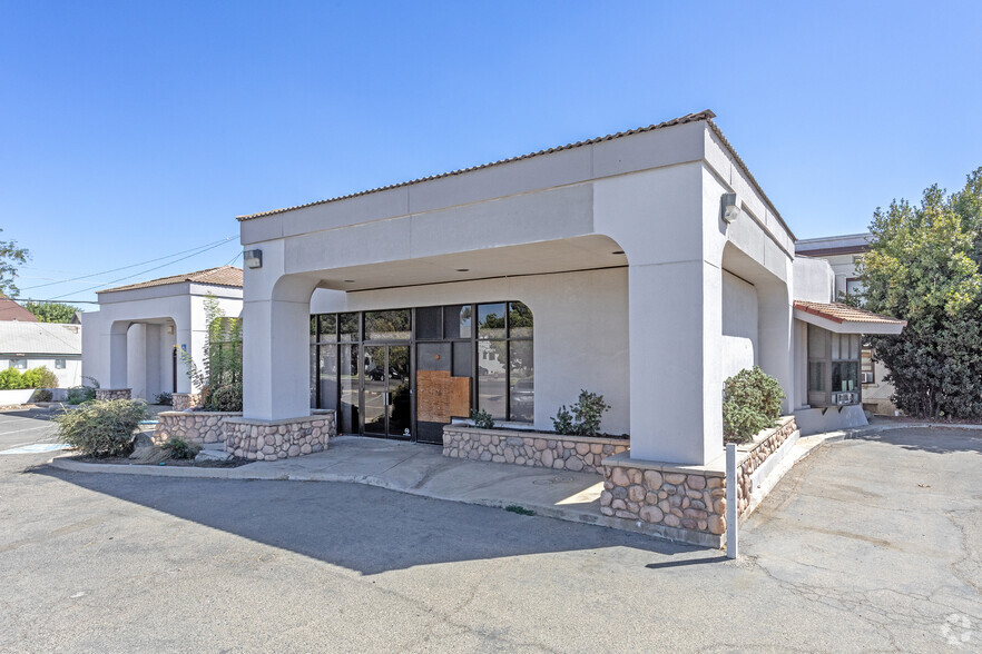 Primary Photo Of 256 N K St, Tulare Bank For Lease