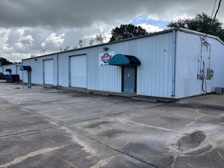 More Photos Of 1126 County Road 129, Alvin Warehouse For Lease