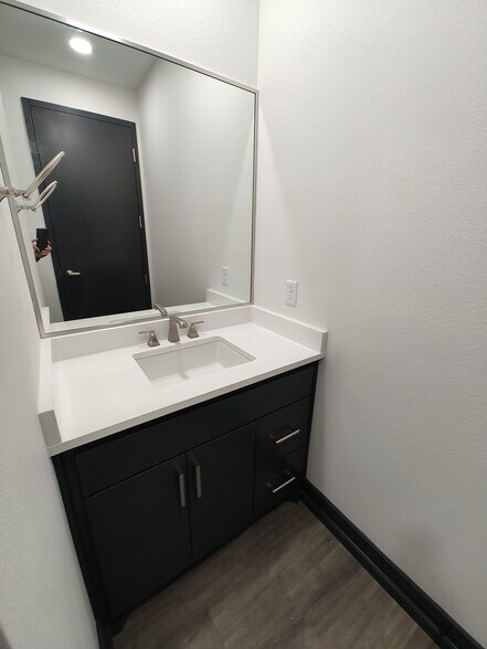 More Photos Of 165 Perimeter Road Rd, Longview Airplane Hangar For Sale