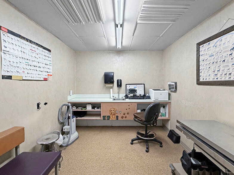 More Photos Of 1331 W Main St, Sterling Veterinarian Kennel For Sale