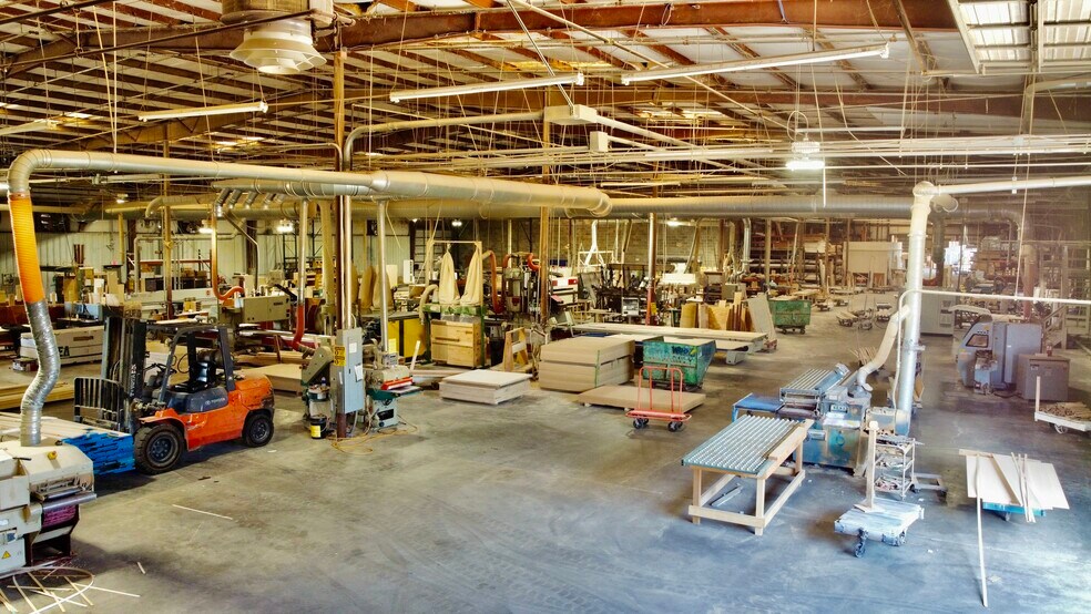More Photos Of 132-136 Woodworkers Ct, Chesapeake Manufacturing For Lease