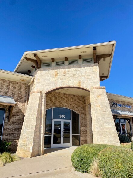 More Photos Of 104-106 Grapevine Hwy, Hurst Medical For Lease