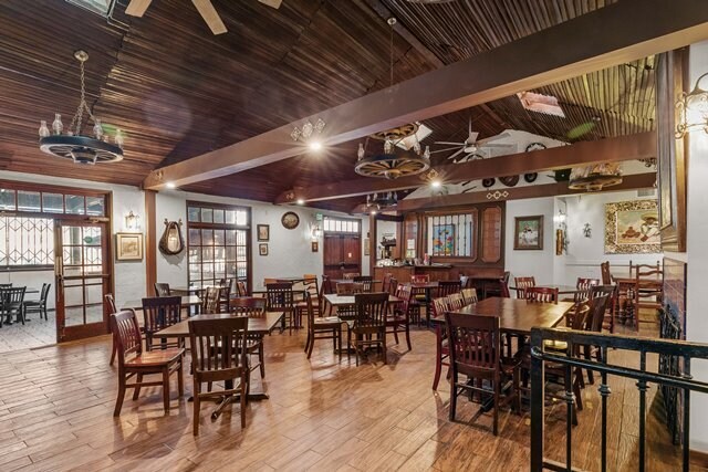 More Photos Of 900 W Riverside Dr, Burbank Restaurant For Sale