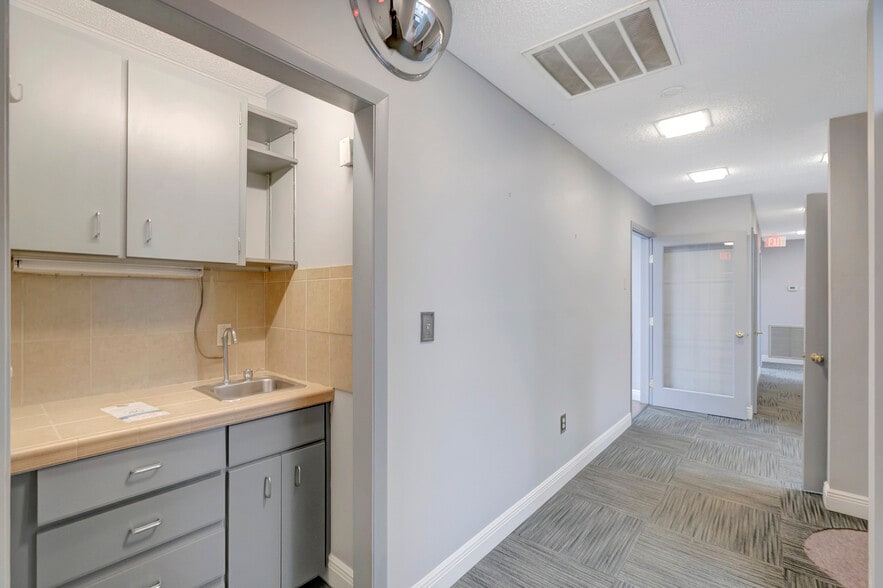 More Photos Of 1511 Indian Rocks Rd S, Largo Medical For Lease