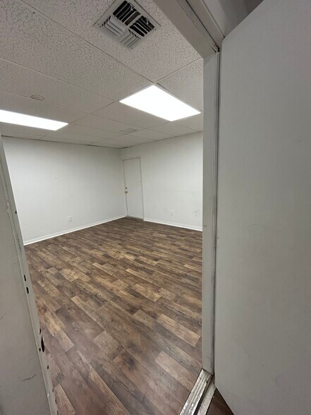 More Photos Of 102 Flagship Dr, Lutz Storefront Retail Office For Lease