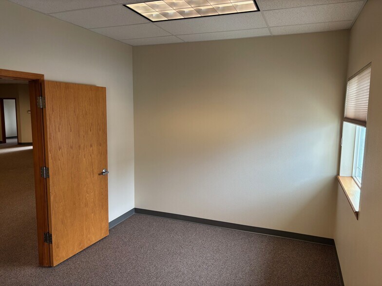 More Photos Of 2805 Saint Andrews Loop, Pasco Office For Lease