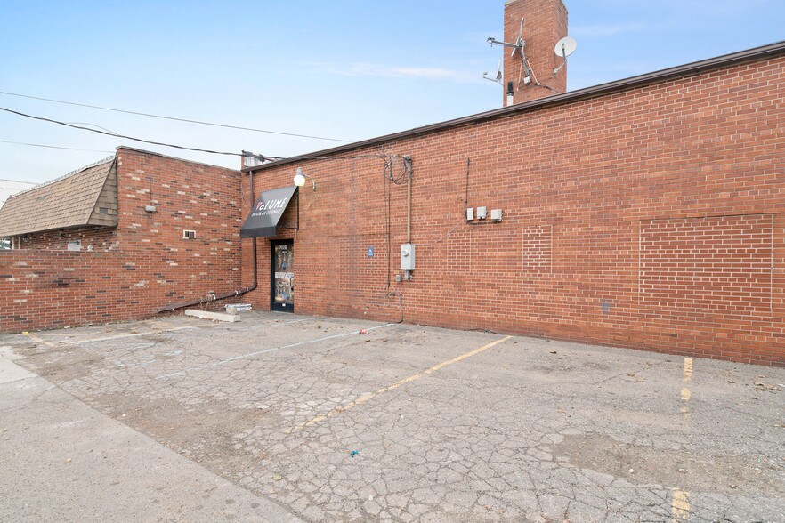 More Photos Of 13901 Michigan Ave, Dearborn Restaurant For Sale