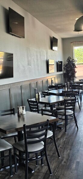 More Photos Of 124 S Broadway St, Coweta Storefront For Sale