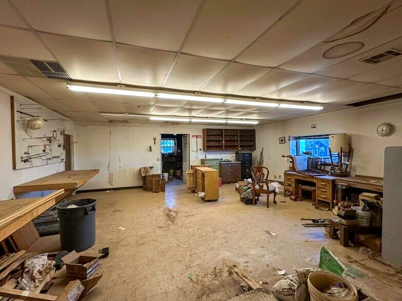 More Photos Of 17201 S Highway 81, Bison Warehouse For Sale