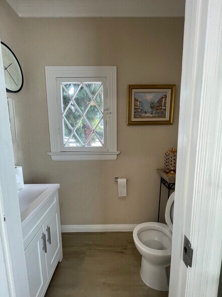 More Photos Of 1021 S Union Ave, Los Angeles Office Residential For Lease