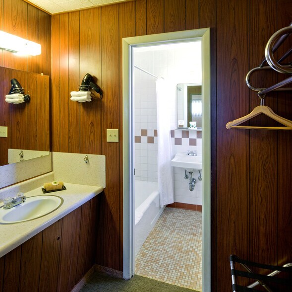 More Photos Of 501 E Historic Route 66, Moriarty Hotel For Sale