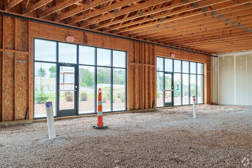 More Photos Of 1560 Veterans Memorial Pkwy, Saint Charles Unknown For Lease