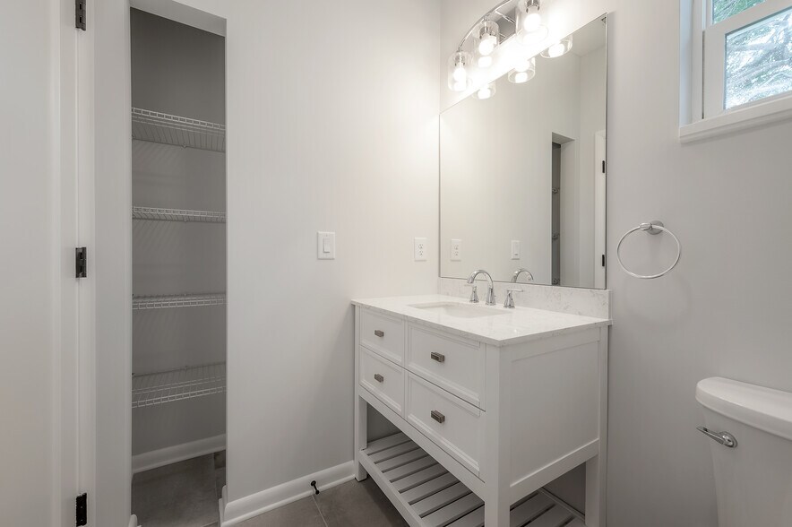 More Photos Of 3921 State St, Tampa Specialty For Sale