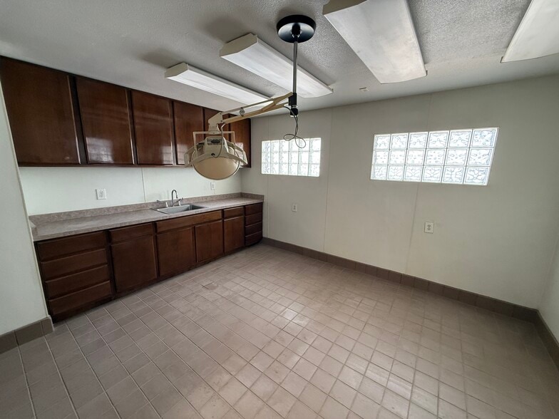 More Photos Of 7184 Alameda Ave, El Paso Veterinarian Kennel For Sale