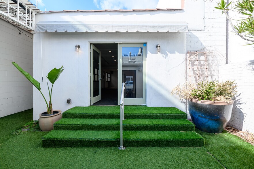 More Photos Of 537-539 N La Cienega Blvd, Los Angeles General Retail For Lease