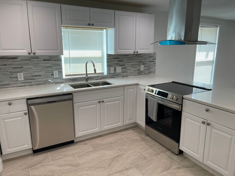 More Photos Of 629 S Gevers St, San Antonio Office For Sale