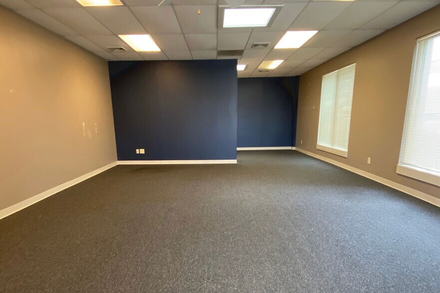 More Photos Of 7936-7936 Quivira Rd, Lenexa Storefront For Lease