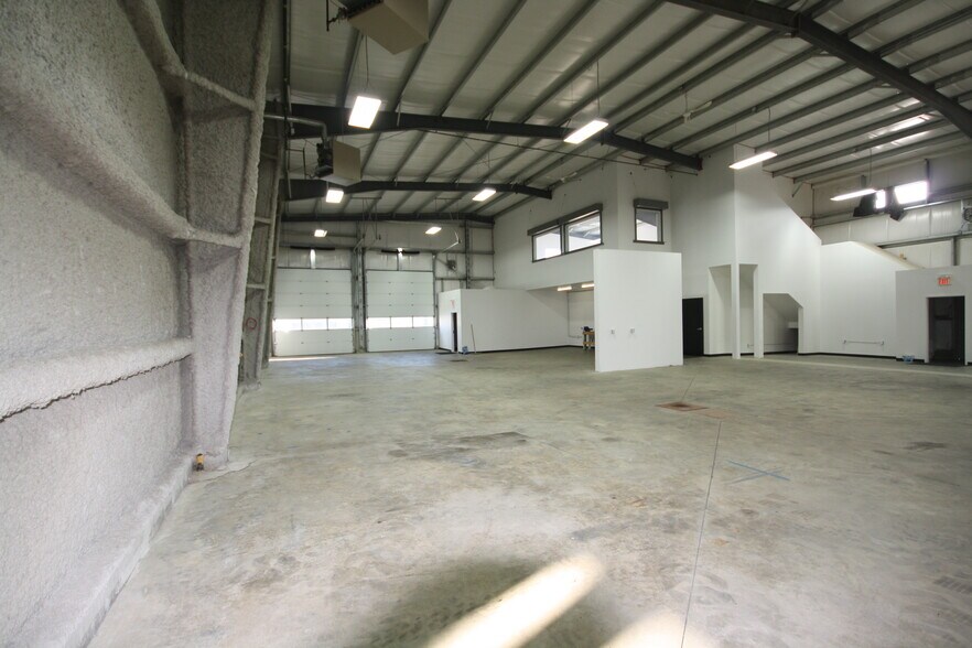 More Photos Of 145 East Lake Blvd NE, Airdrie Warehouse For Sale