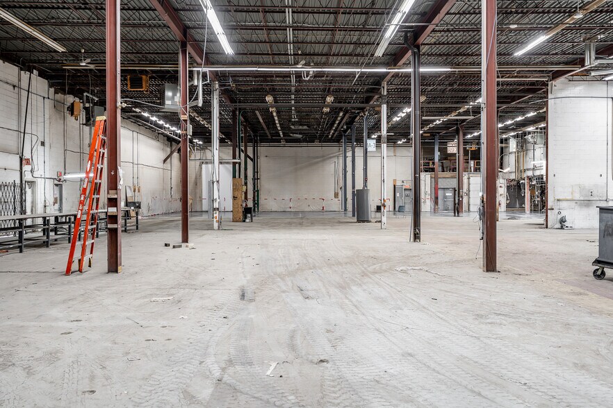 More Photos Of 115 Rue de Lauzon, Boucherville Manufacturing For Lease
