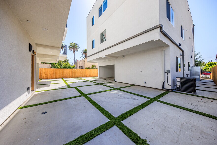 More Photos Of 2010 S Dunsmuir Ave, Los Angeles Multifamily For Sale