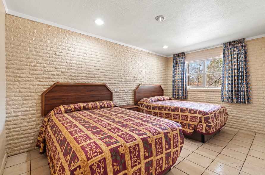 More Photos Of 1907 Lamar Ave, Paris Hotel For Sale