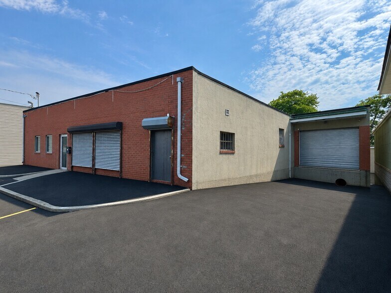More Photos Of 120 New Hyde Park Rd, Franklin Square Showroom For Lease