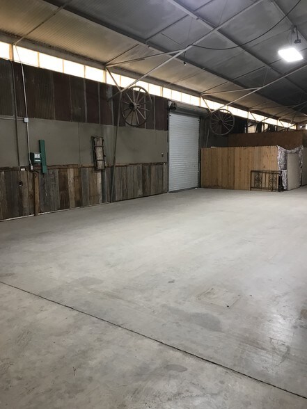 More Photos Of 300 W Central Ave, Comanche Showroom For Sale