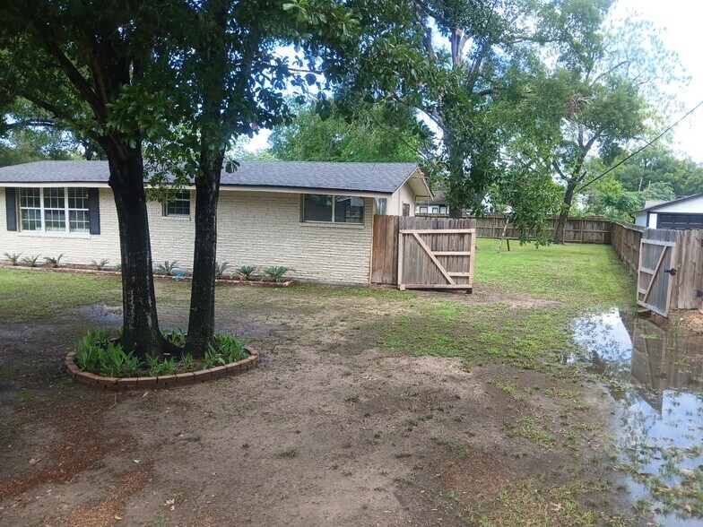 More Photos Of 1506 Avenue D, Katy Office For Sale