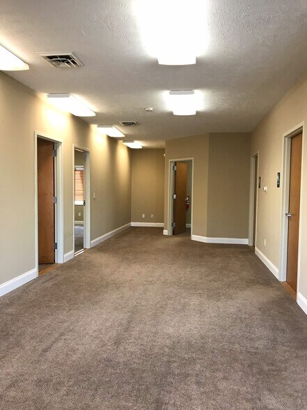 More Photos Of 1012 Ekstam Dr, Bloomington Office For Lease