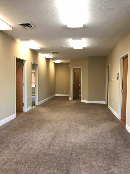 More Photos Of 1014 Ekstam Dr, Bloomington Office For Lease