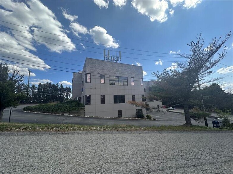 More Photos Of 10431 Perry Hwy, Wexford Office For Sale