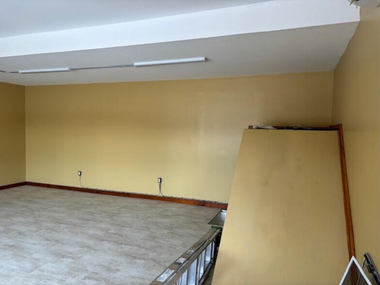 More Photos Of 335 Wellington St, Port Colborne Storefront For Sale