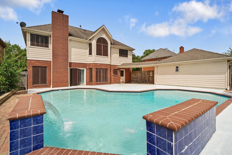 Primary Photo Of 124 Lake Point Dr, League City Specialty For Sale