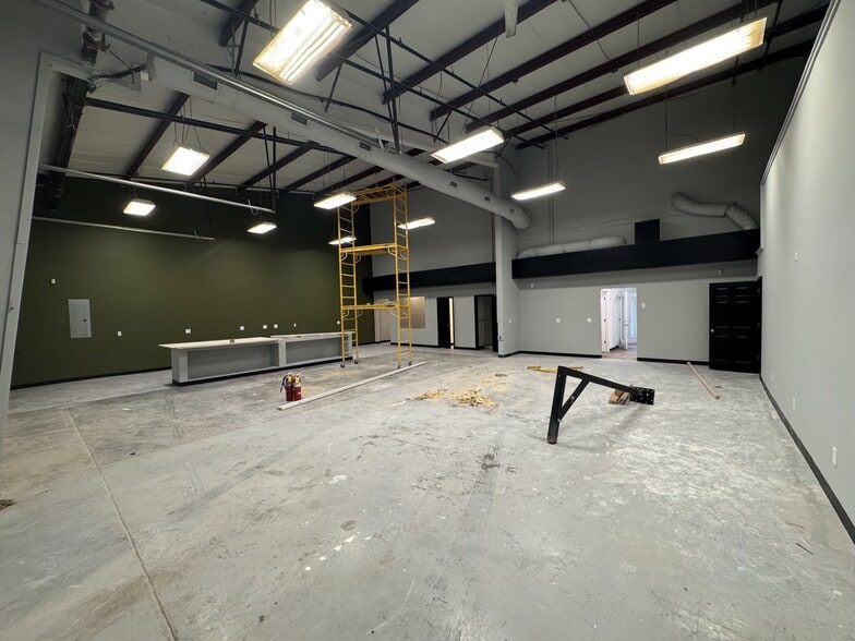 More Photos Of 4922 Port Royal Rd, Spring Hill Showroom For Lease