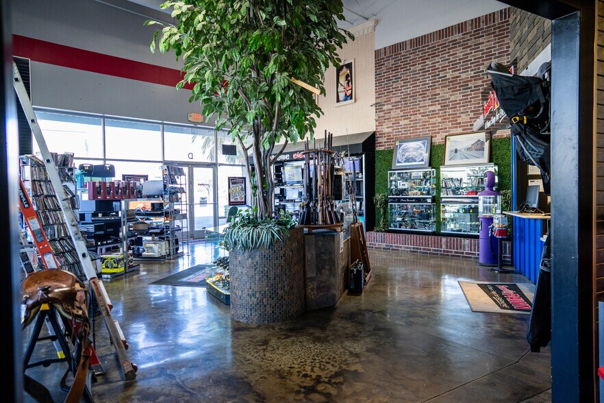 More Photos Of 1055 W Red Cliffs Dr, Washington Freestanding For Lease