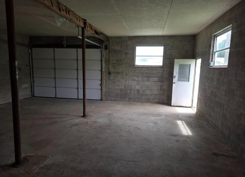 More Photos Of 2906 Central Rd, Cambridge Flex For Sale