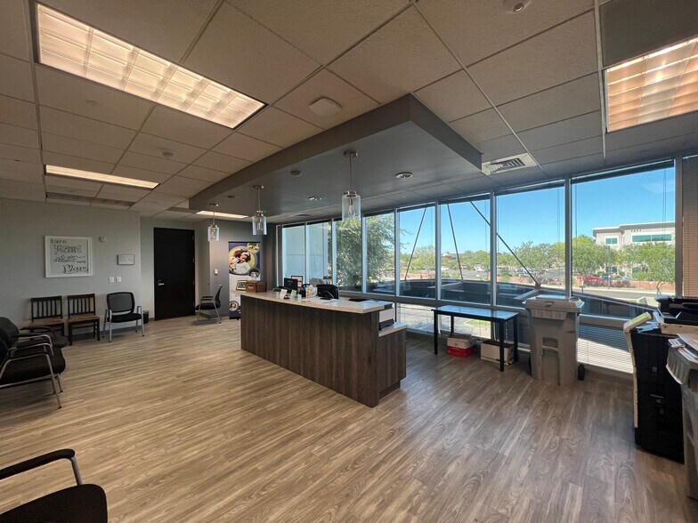 More Photos Of 5701 W Talavi Blvd, Glendale Office For Lease