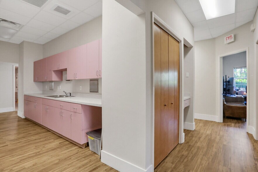 More Photos Of 1540 Business Center Dr, Orange Park Office For Lease