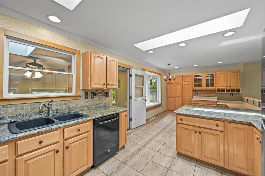 More Photos Of 1335 S Kio St, Watkins Veterinarian Kennel For Sale