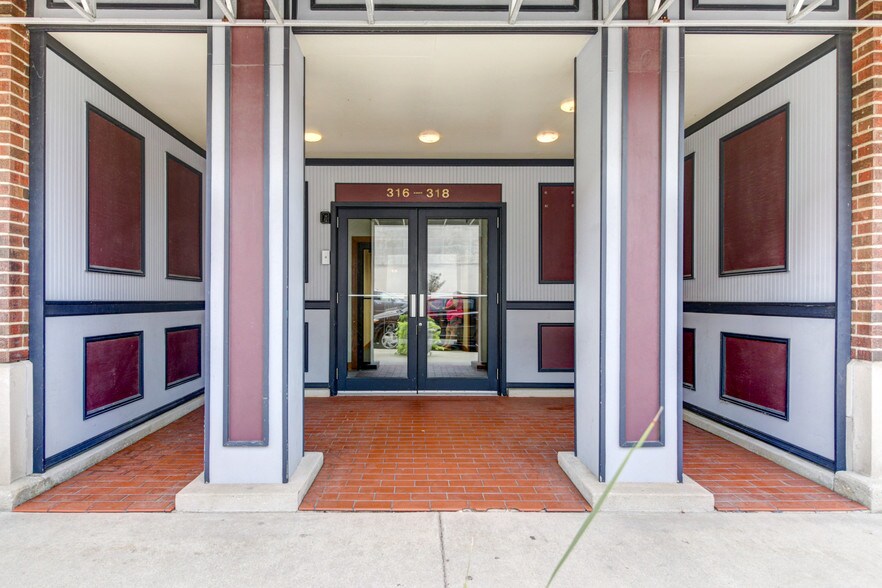 More Photos Of 316-318 Washington St, Bloomington Storefront Retail Office For Lease